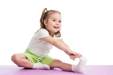 Kind, das eine Kinderyoga Übung vormacht