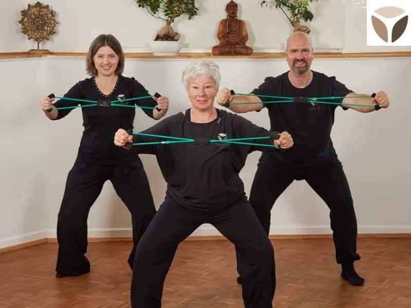 Rehasporttrainer der Tripada Akademie Wuppertal mit großem Gymnastikball