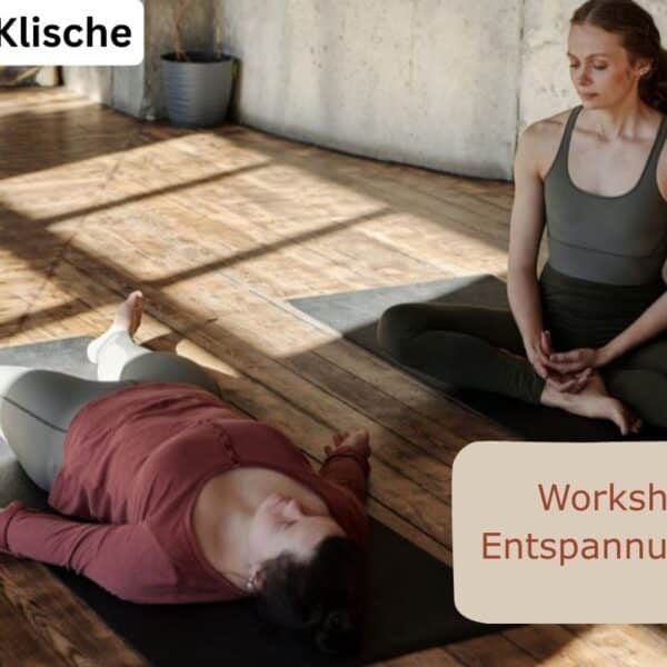 Entspannte Personen in einem Entspannungsworkshop