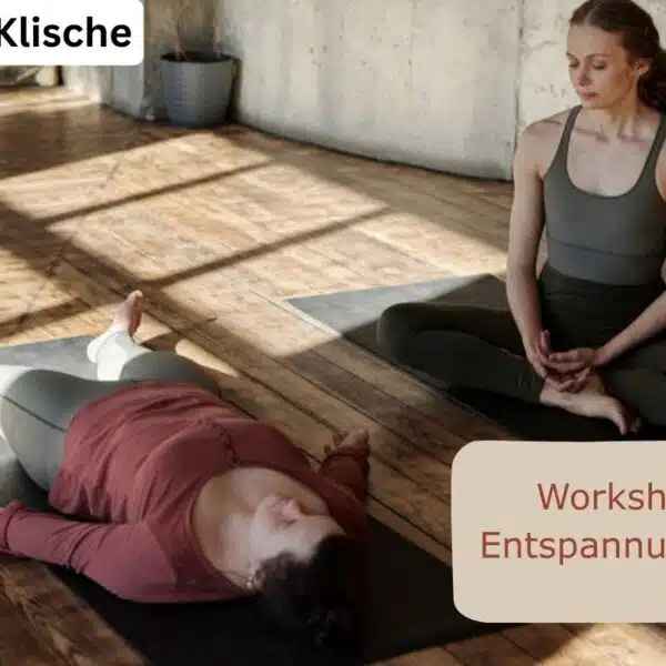 Entspannte Personen in einem Entspannungsworkshop