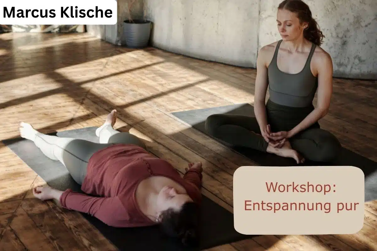 Entspannte Personen in einem Entspannungsworkshop