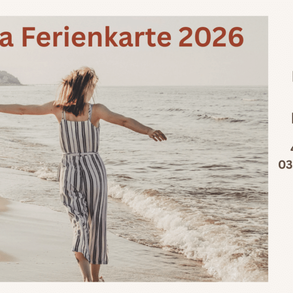 Frau mit ausgebreiteten Armen läuft am Meer entlang - Symbolbild für Sommer, Freiheit und Bewegung bei Yoga, Pilates und Rehasport in der Tripada Akademie Wuppertal