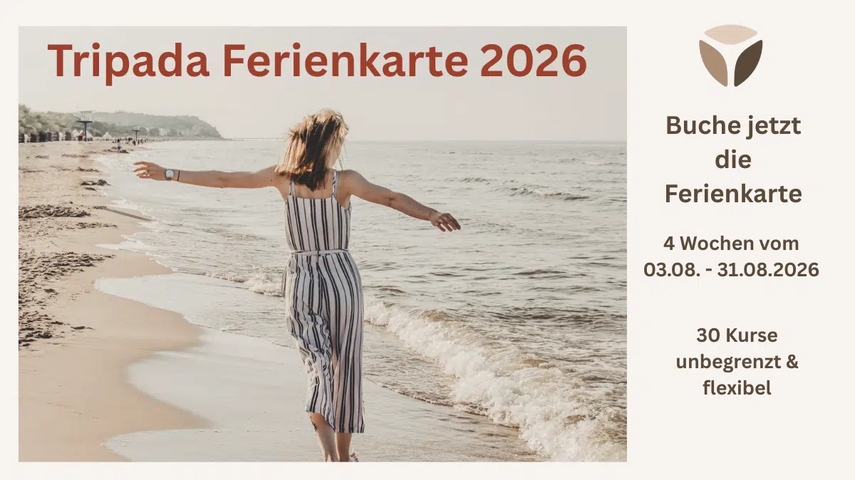 Frau mit ausgebreiteten Armen läuft am Meer entlang - Symbolbild für Sommer, Freiheit und Bewegung bei Yoga, Pilates und Rehasport in der Tripada Akademie Wuppertal