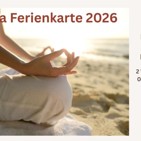 Person sitzt meditierend am Strand